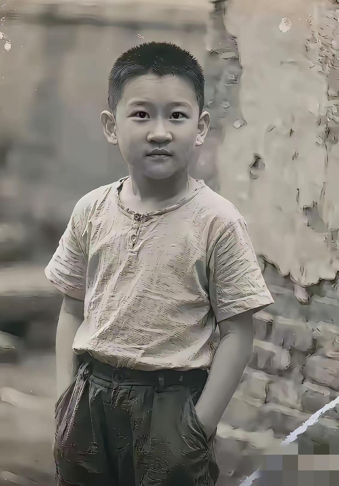 这小孩从小就有明星气质，长大后果然成为了著名影星。大家知道他是谁了吧？