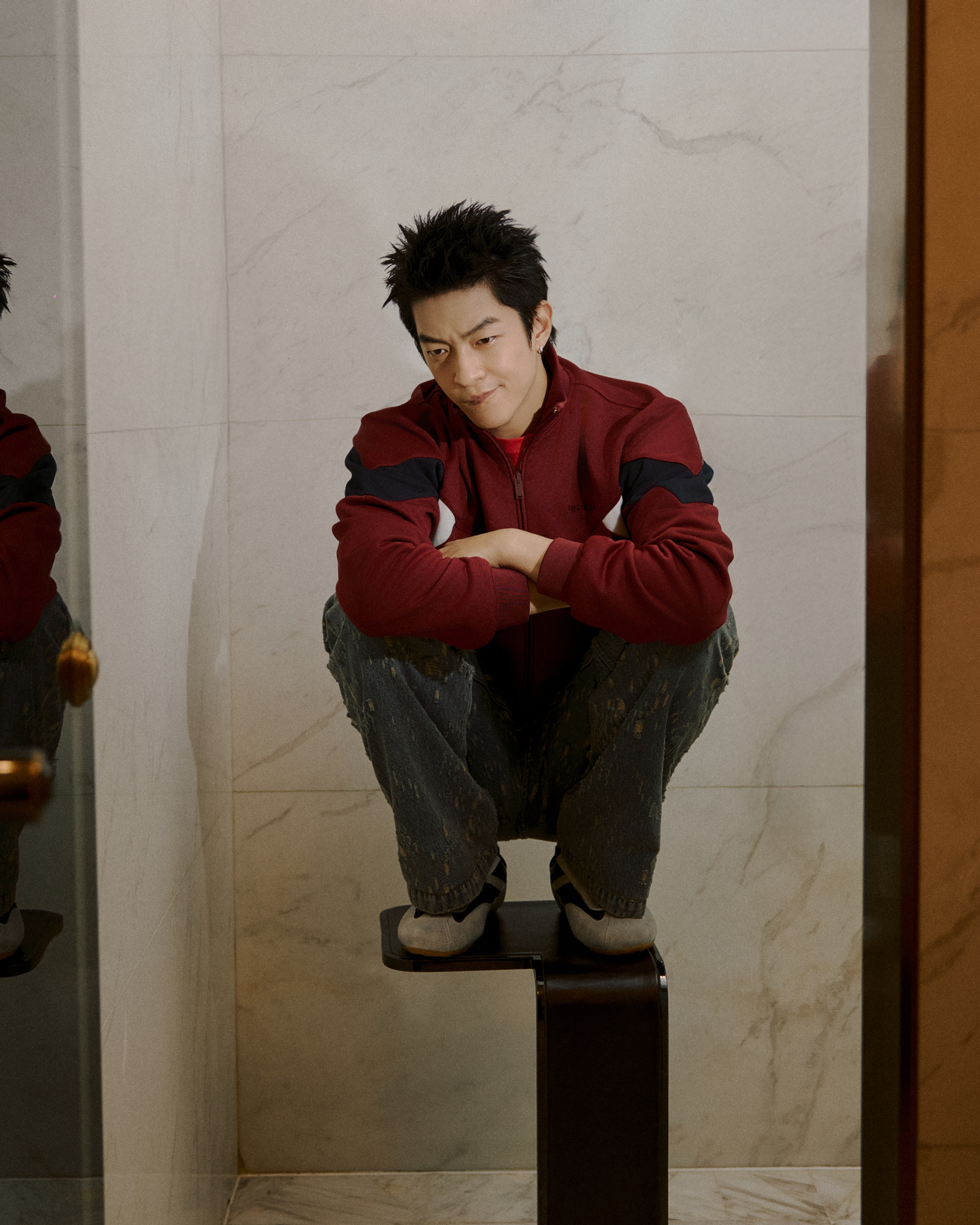 屈楚萧身穿酒红色夹克外套搭配丹宁裤装出席McQueen活动，造型质感，出发图也极