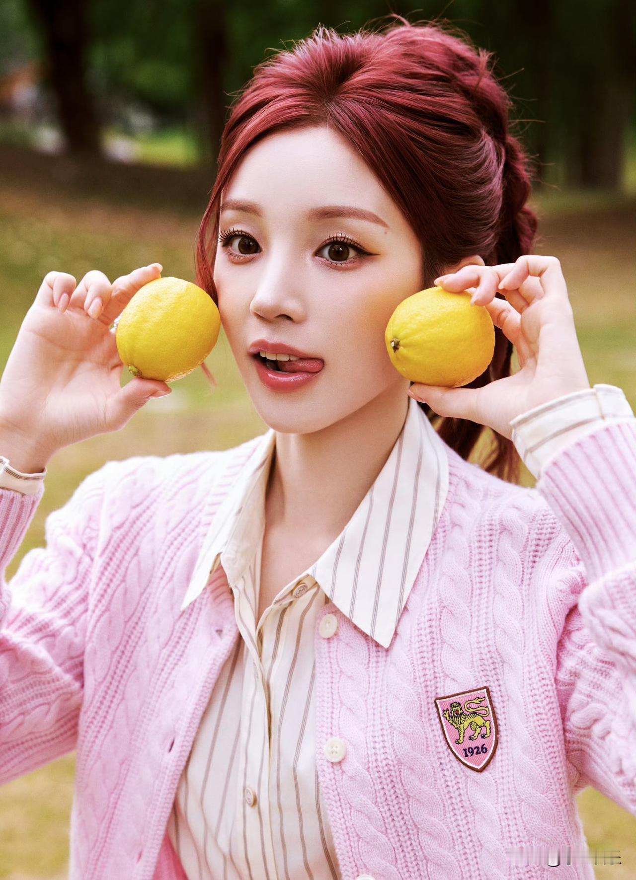 宋雨琦这粉色穿搭简直绝了，活脱脱就是个水蜜桃！粉色本就自带甜美属性，穿在她身上，