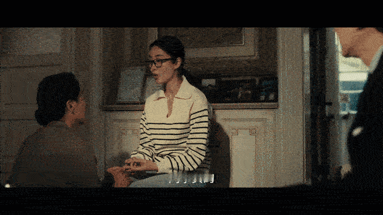 因为小三好看不让女儿好看看着周媚连吃个苹果都怕，我真的气得手抖，大人犯的错凭什么