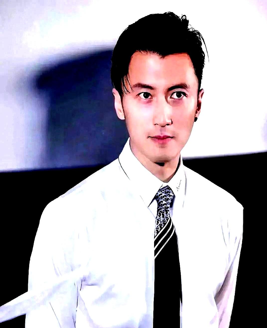 终于扒透了，谢霆锋死磕王菲不放，根本不是她比张柏芝美。
 

他这一辈子活得像个