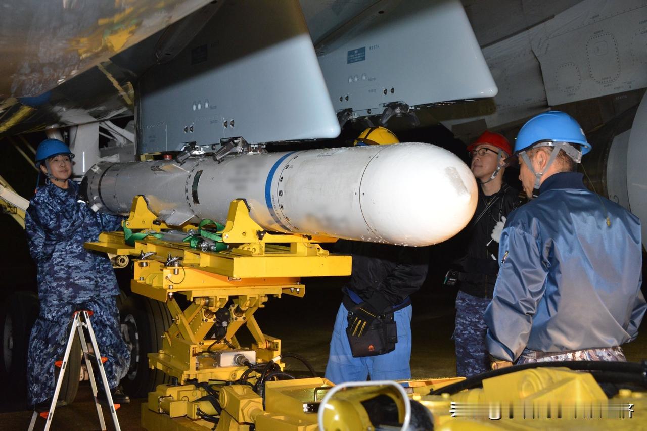 日本海上自卫队官方账号发文：
说正在训练弹药装填工作努力提升任务执行能力。
海上