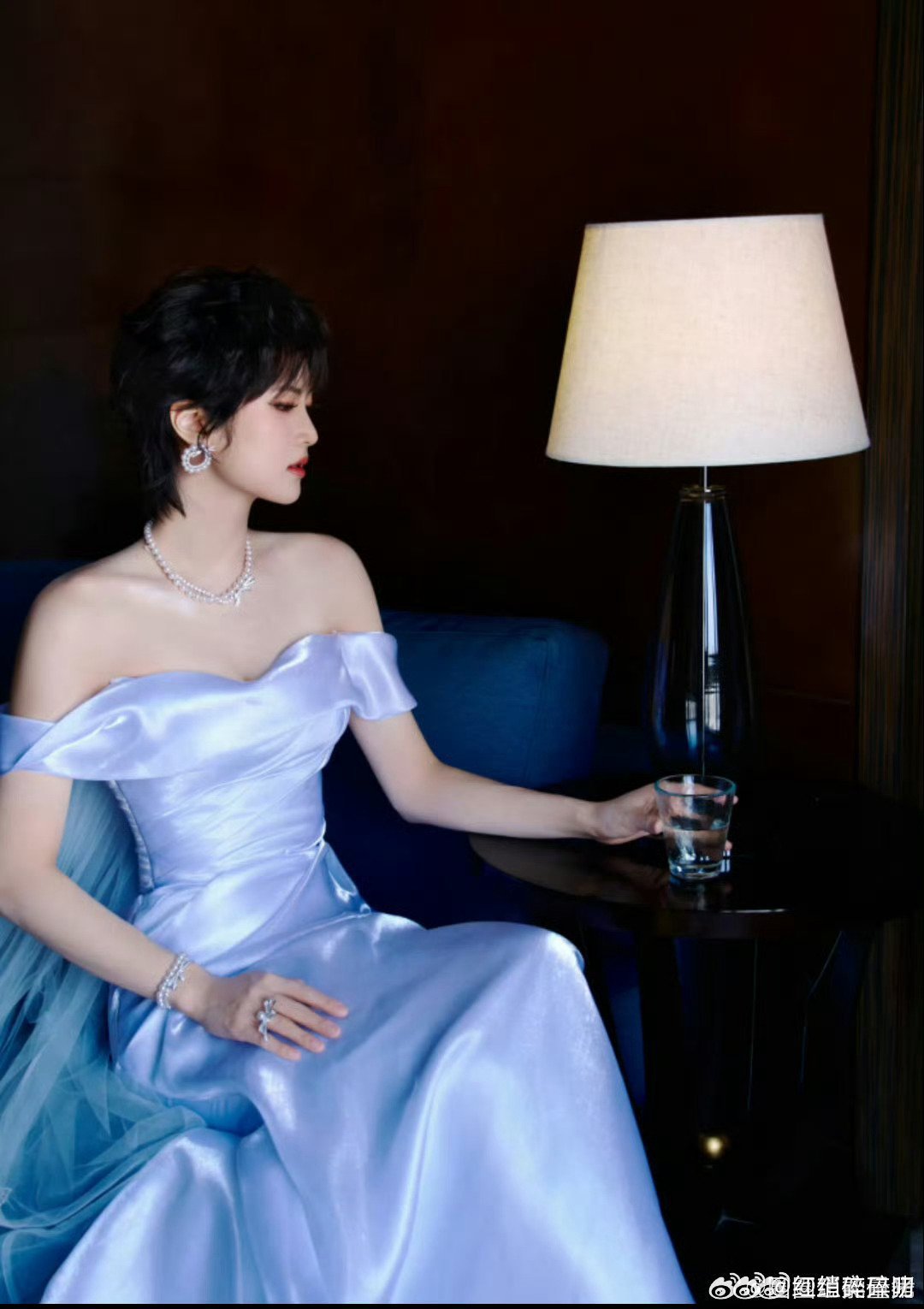 姚安娜让我看到传说中的浮光锦了顶级东方奢侈品的魅力，真的是浮光掠影的感觉啊，浪漫