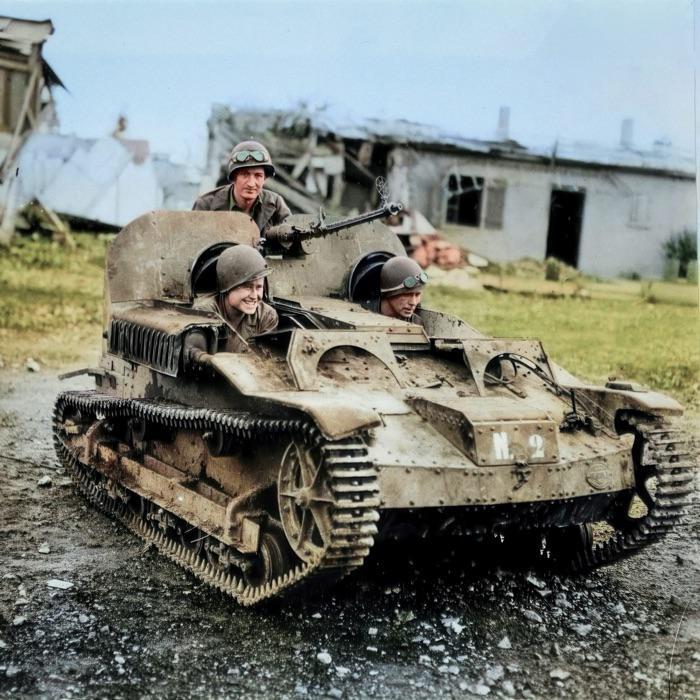 二战期间，美军军械部门利用缴获的轴心国武器装备上拆卸下来的零部件拼凑制成的微型坦