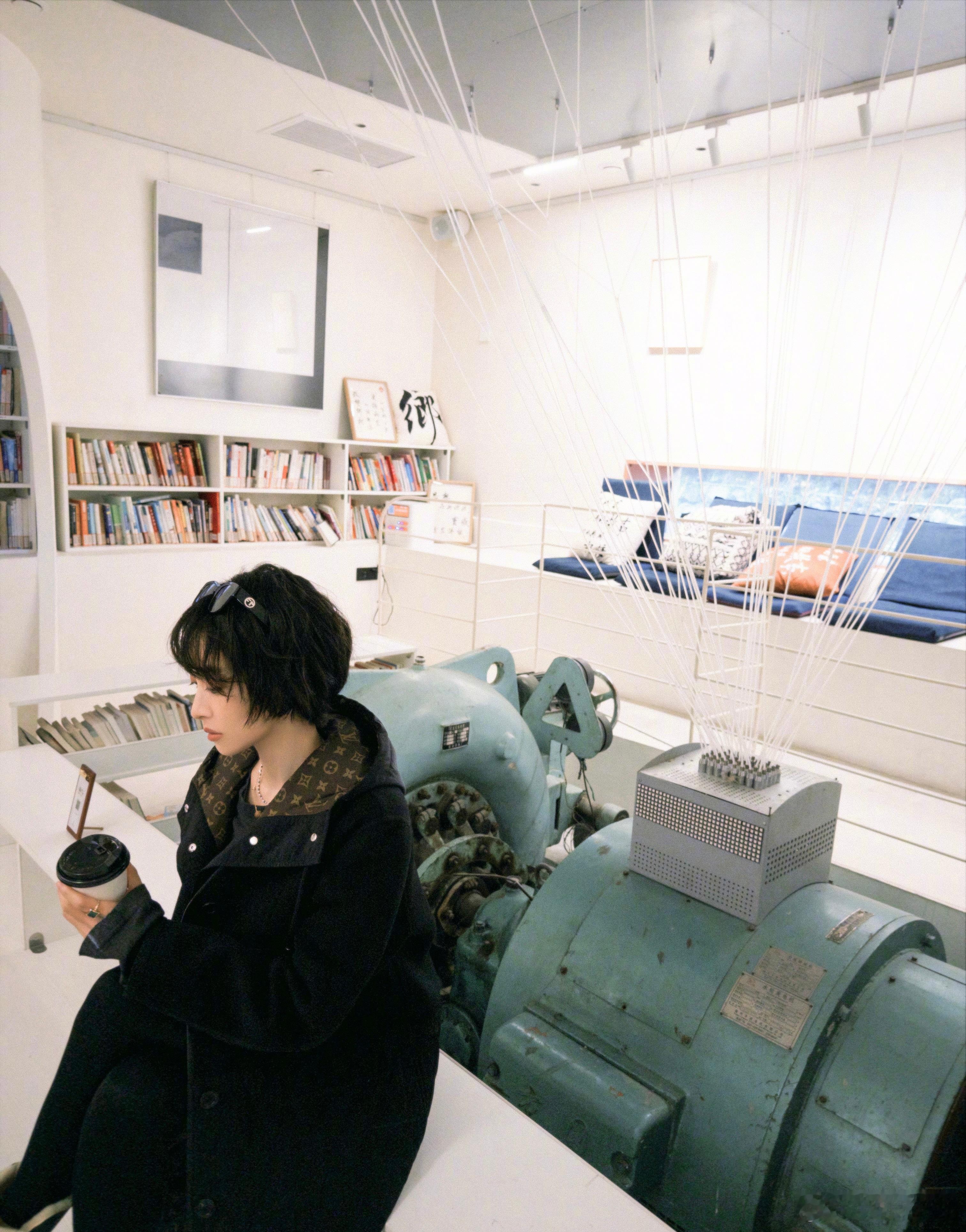 的周末时光穿梭于书店、山野与溪流石阶之间，自在随性。黑色外套与短发造型干练利落，