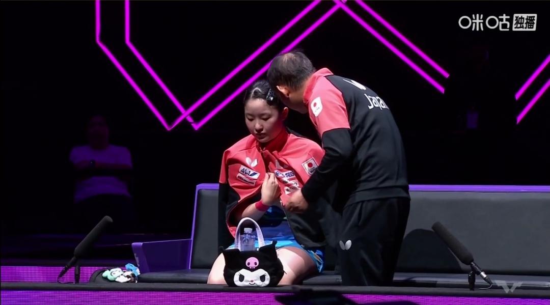 打了三局半，小张本你汗流浃背？还嫌冷？

父女演双簧！