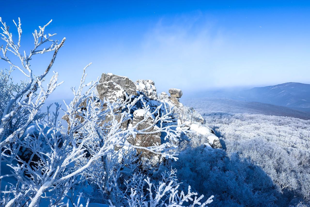 雪地探险少女，征服冬日山峰！🏔️🌨️💪
赏冬雪美景 冬雪风姿 探索冬日美景