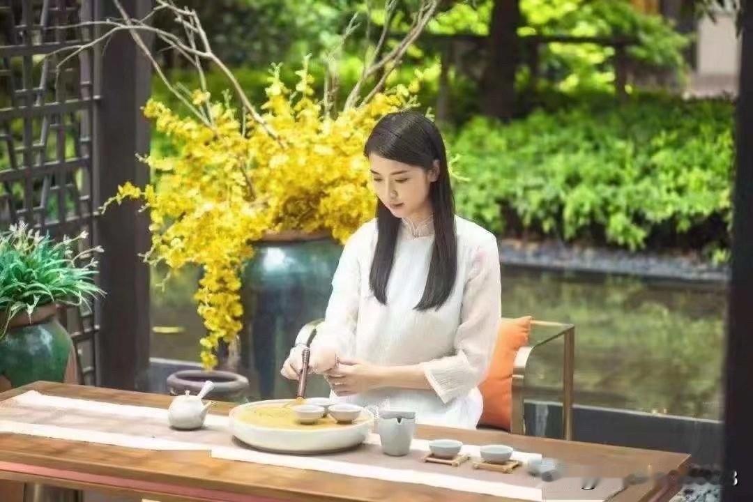 【七绝·感】

浮生若梦有无间，世事何须带笑颜。
多少红尘名利客，不如身似白云闲
