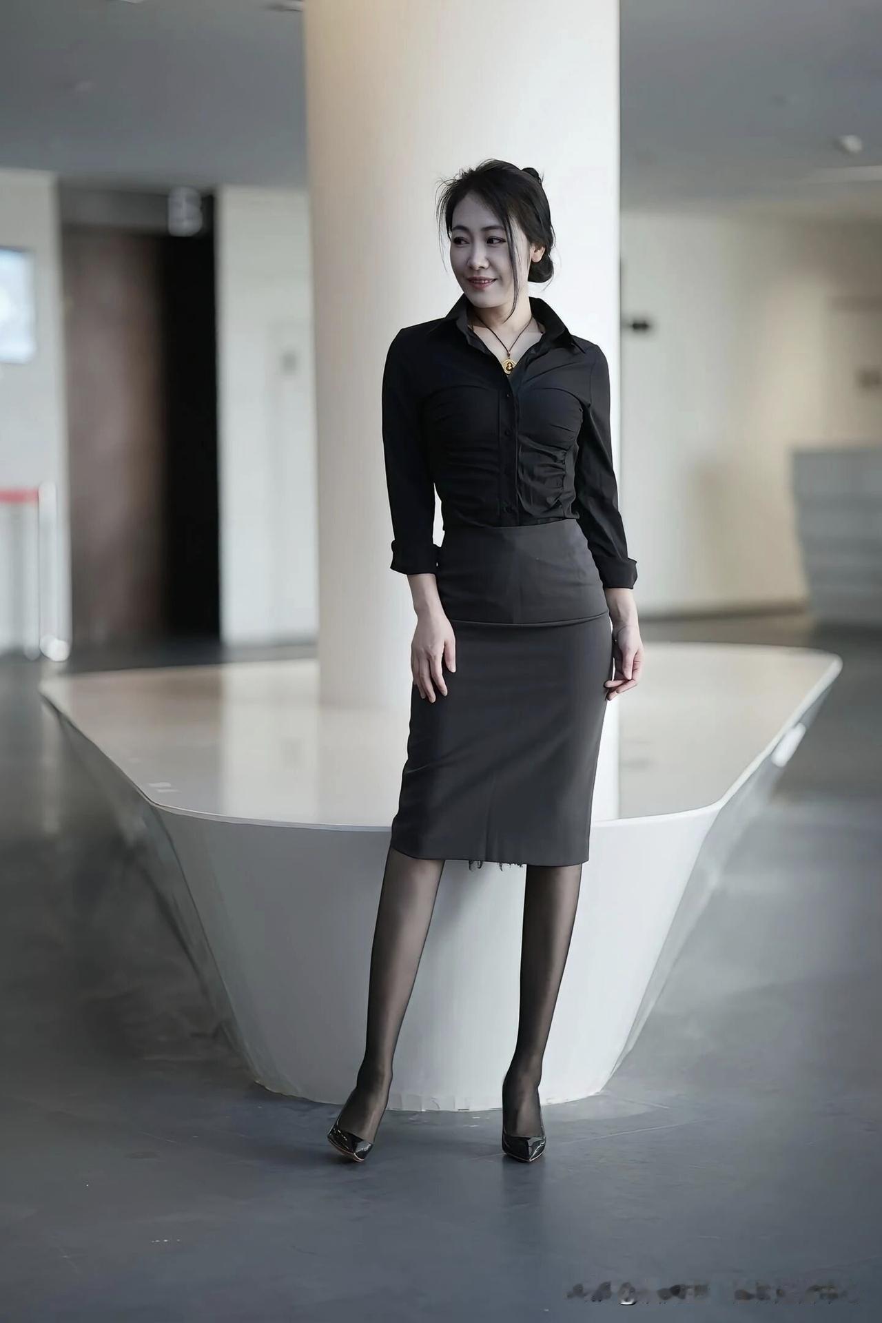 怎样穿搭知性又显身材?如何保持中年女性的优雅和魅力?