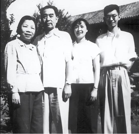 开国大典时，贺龙突然问周总理：你还记得给我念过的那首诗吗

当时的阅兵方阵正以排