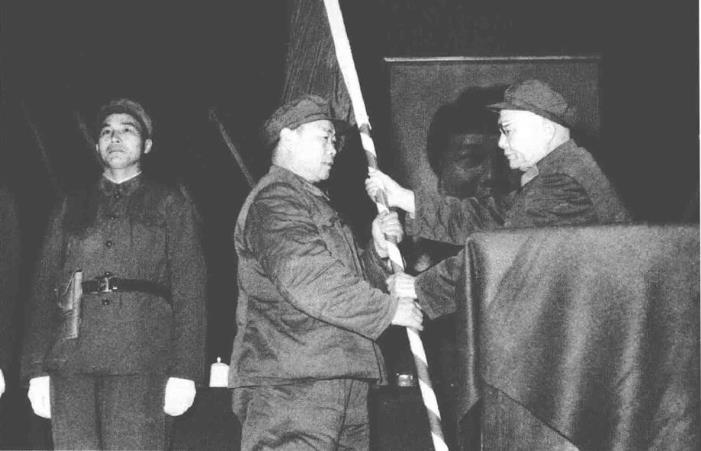 1974年7月，炮兵技术学校改建为高射炮兵学校。图为在该校第一期开学典礼大会上，