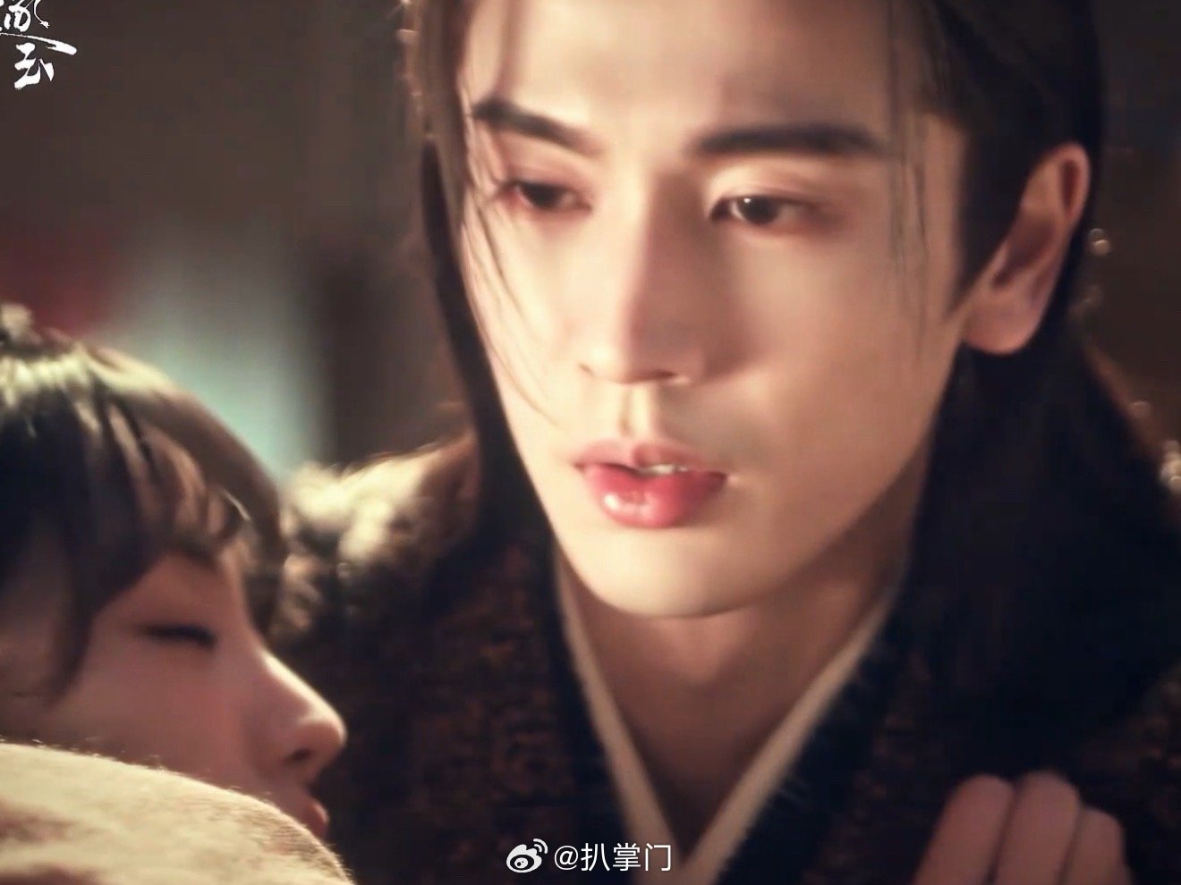 张凌赫回吻田曦薇 哈哈哈哈噗田作之赫的吻戏。就这么水灵灵的又来了，田曦薇饰演的女