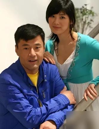 好羡慕于荣光的老婆呀！人家婚姻经历过35年，还照样敢提出离婚呢。

看到这个消息