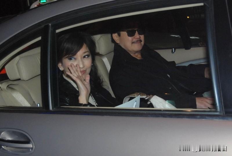 71岁赵雅芝携孙女亮相直接炸翻全场，基因强大冲上热搜。本以为星三代颜值容易翻车，