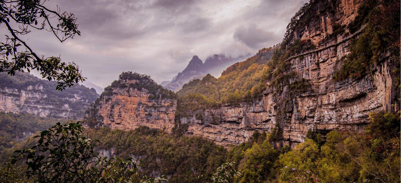 壮丽山景，云雾缭绕，秋色如画。