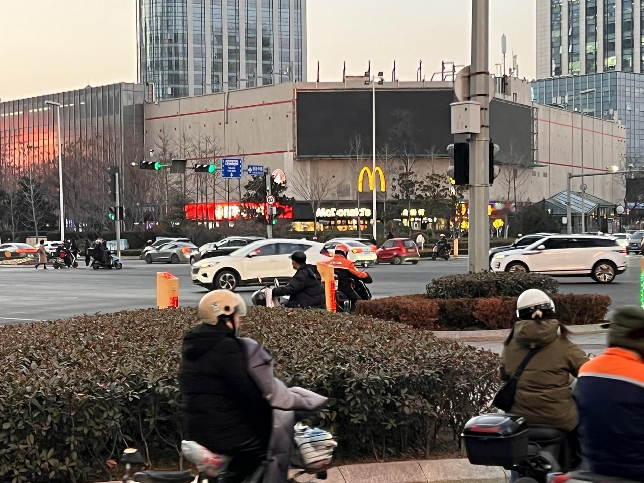 于海青：为何说青岛有个十字路口令人怀念？对于这个十字路口，那么很多人就再熟悉不过