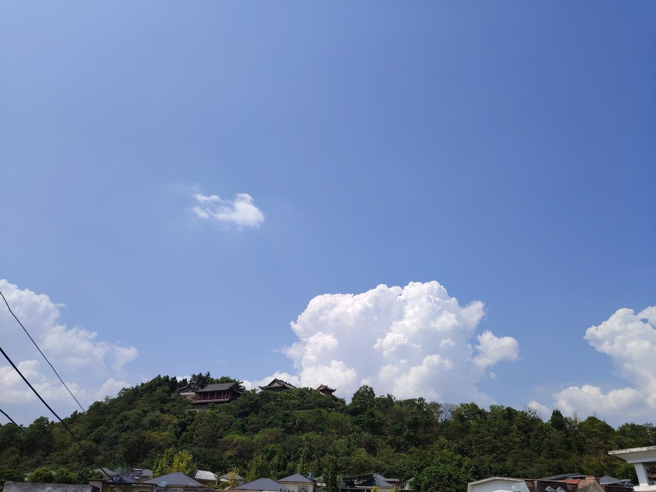 2021年，一次同学聚会，餐桌上，大家几乎都在聊房子的事！有同学说所有的钱都拿来