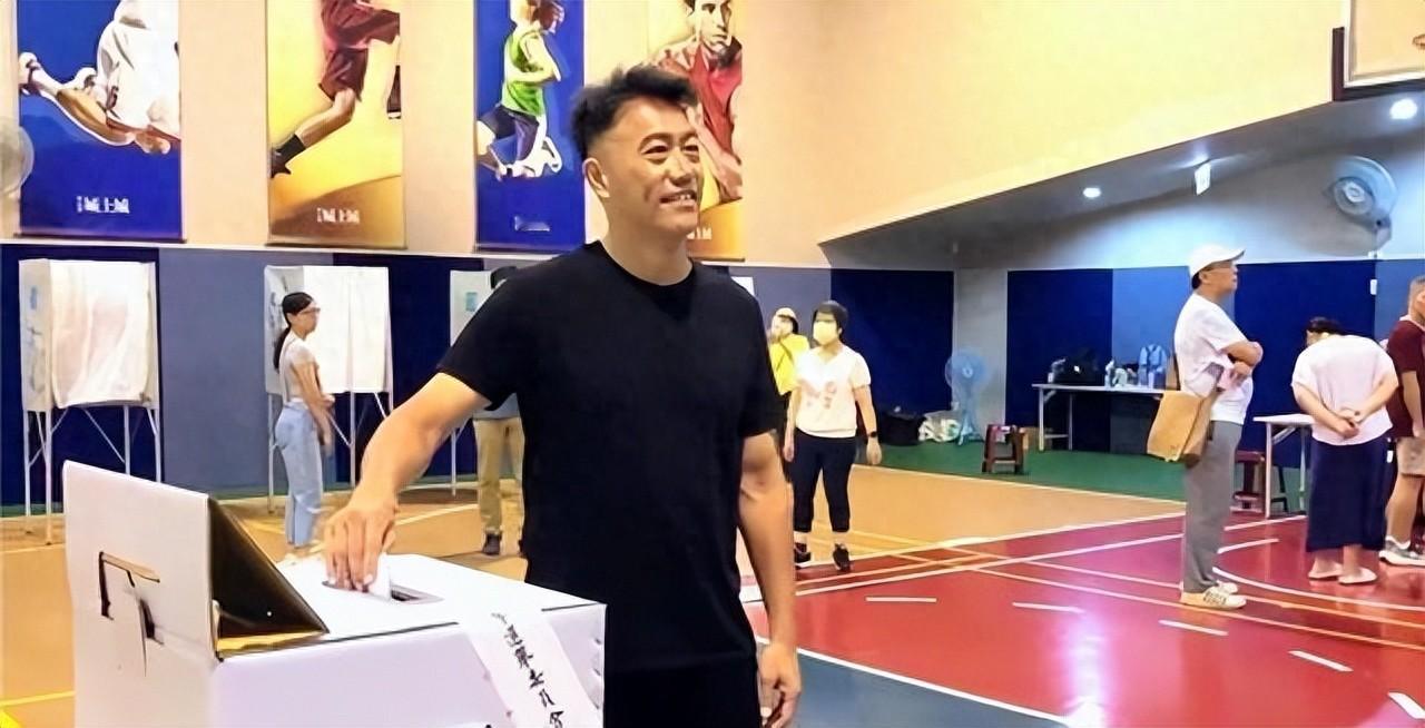 台湾今天大罢免投票“定生死”，下午4点投票结束后立即正式开票。24席国民党“区域