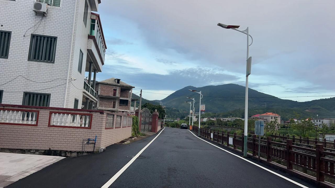 小溪流水潺潺，
壤香泌人心脾；
乡径覆盖柏油，
祖屋焕然生辉。
​