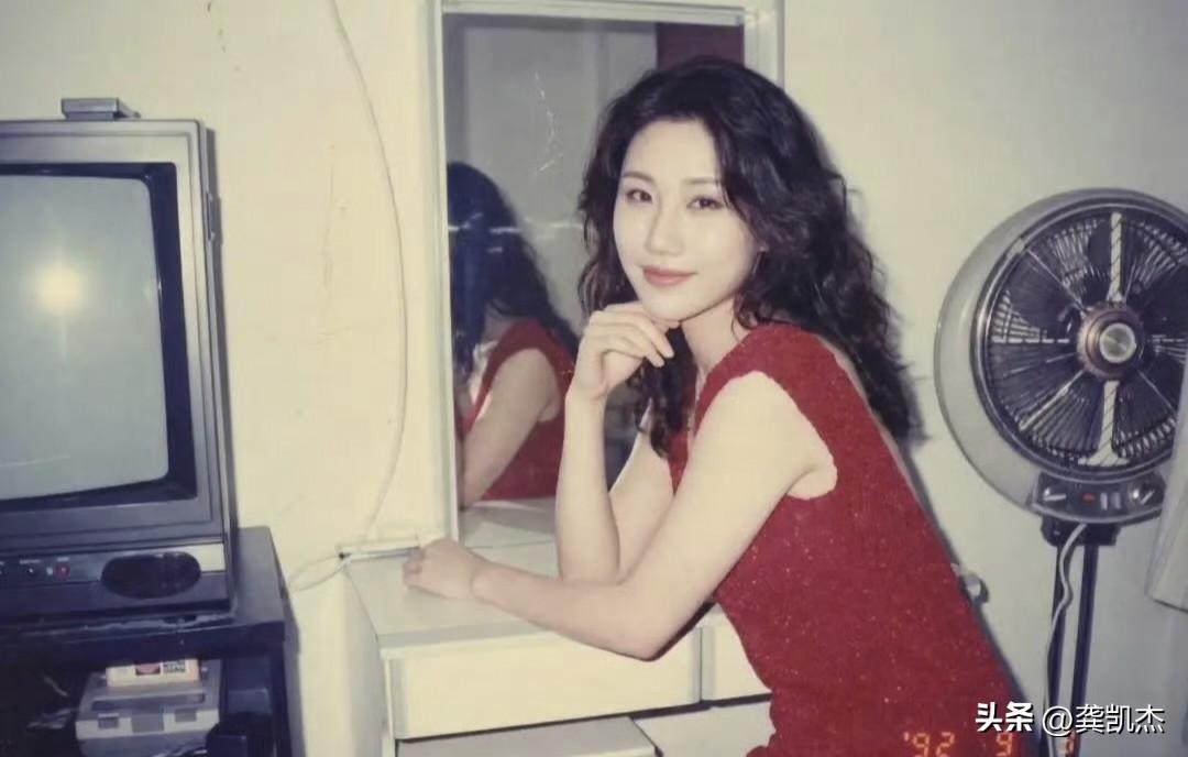 92年家里有彩电，基本上都是万元户了，日子过得滋润，笑容灿烂。。。你家第一台电视