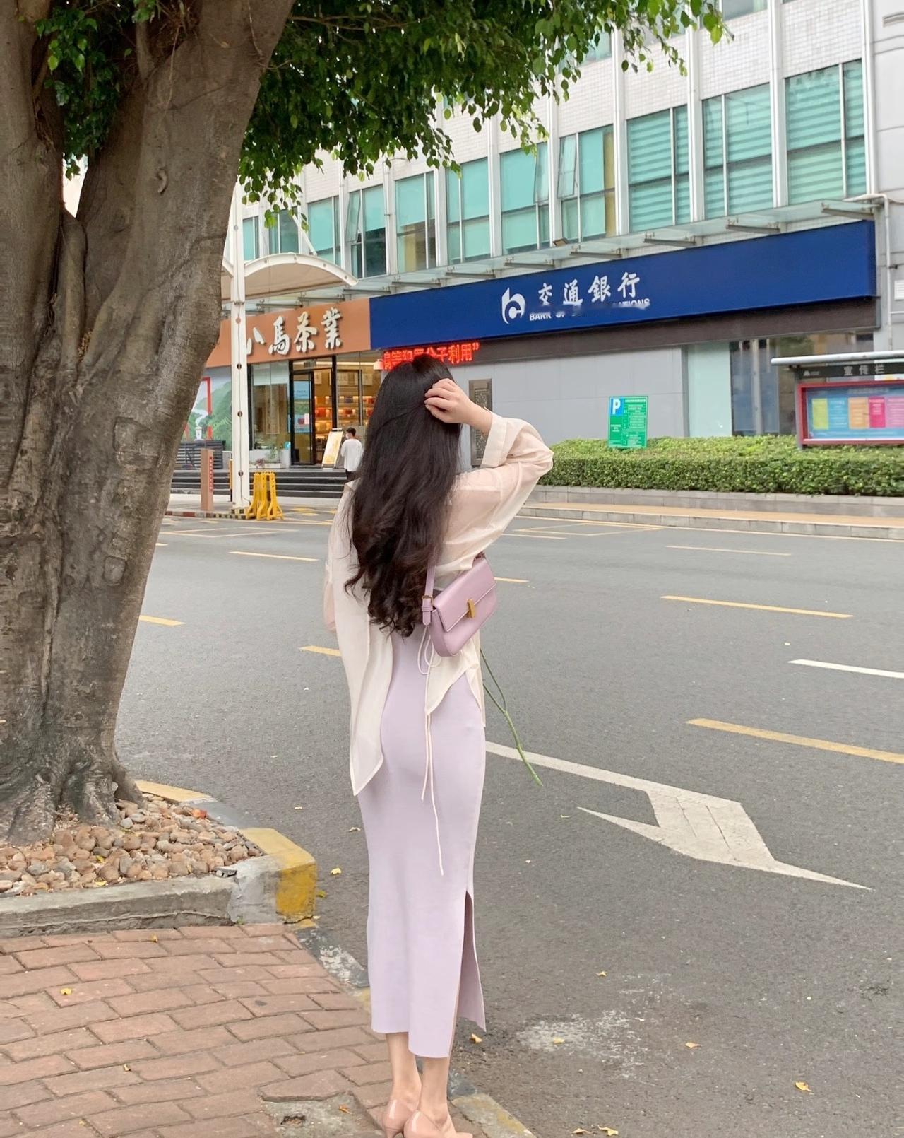 人到中年，
不管男女，
是钱重要
还是健康重要？
拼命赚钱是为了给家人更好的生活