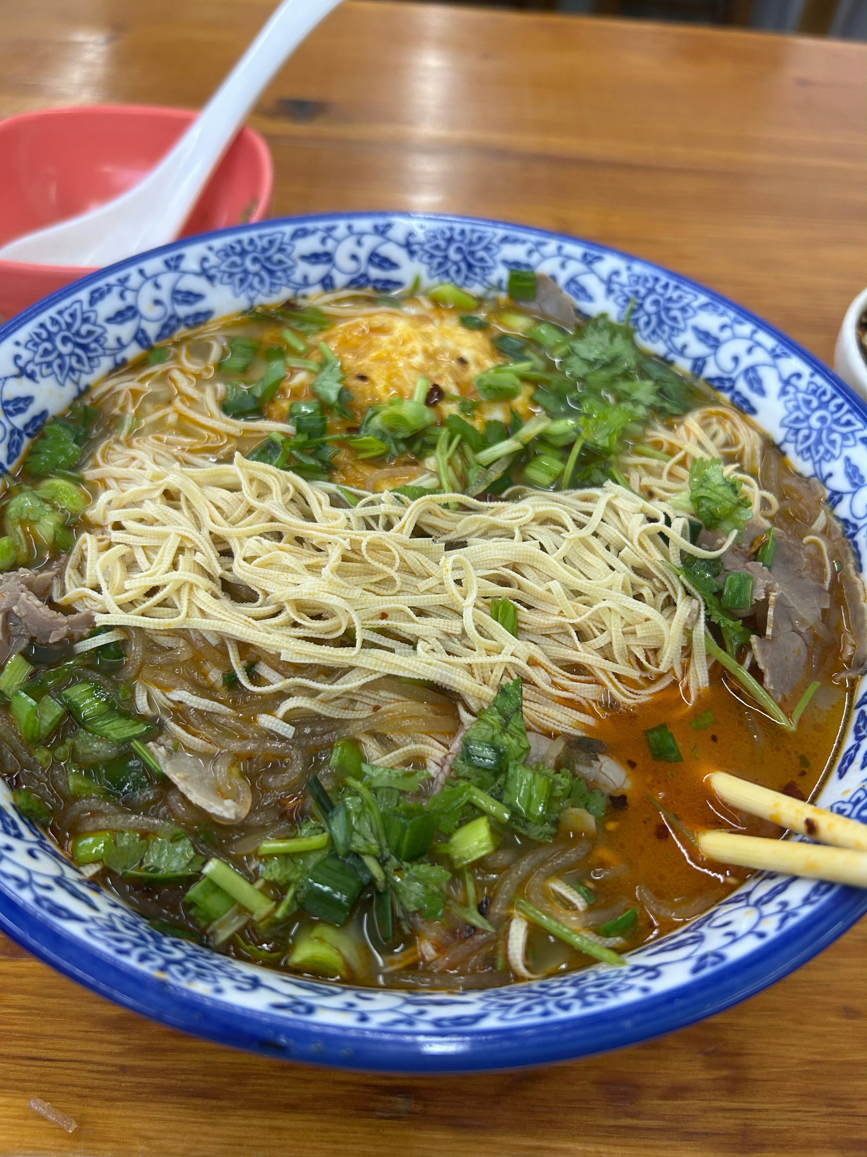 今天中午就随便吃点吧一个人就不想做饭了点了一份淮南牛肉汤里面有干丝和粉丝还加了一