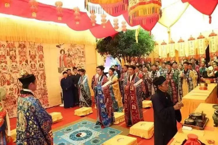 民俗多听肖老道 斋醮分两大类，清醮、幽醮。清醮属于吉事，在白天举行，目的祈福、许