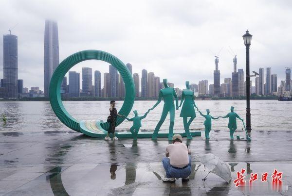 长江汉口站水位逼近25米设防线 武汉每年一度的热门打卡景点，就是看着汉口江滩的“