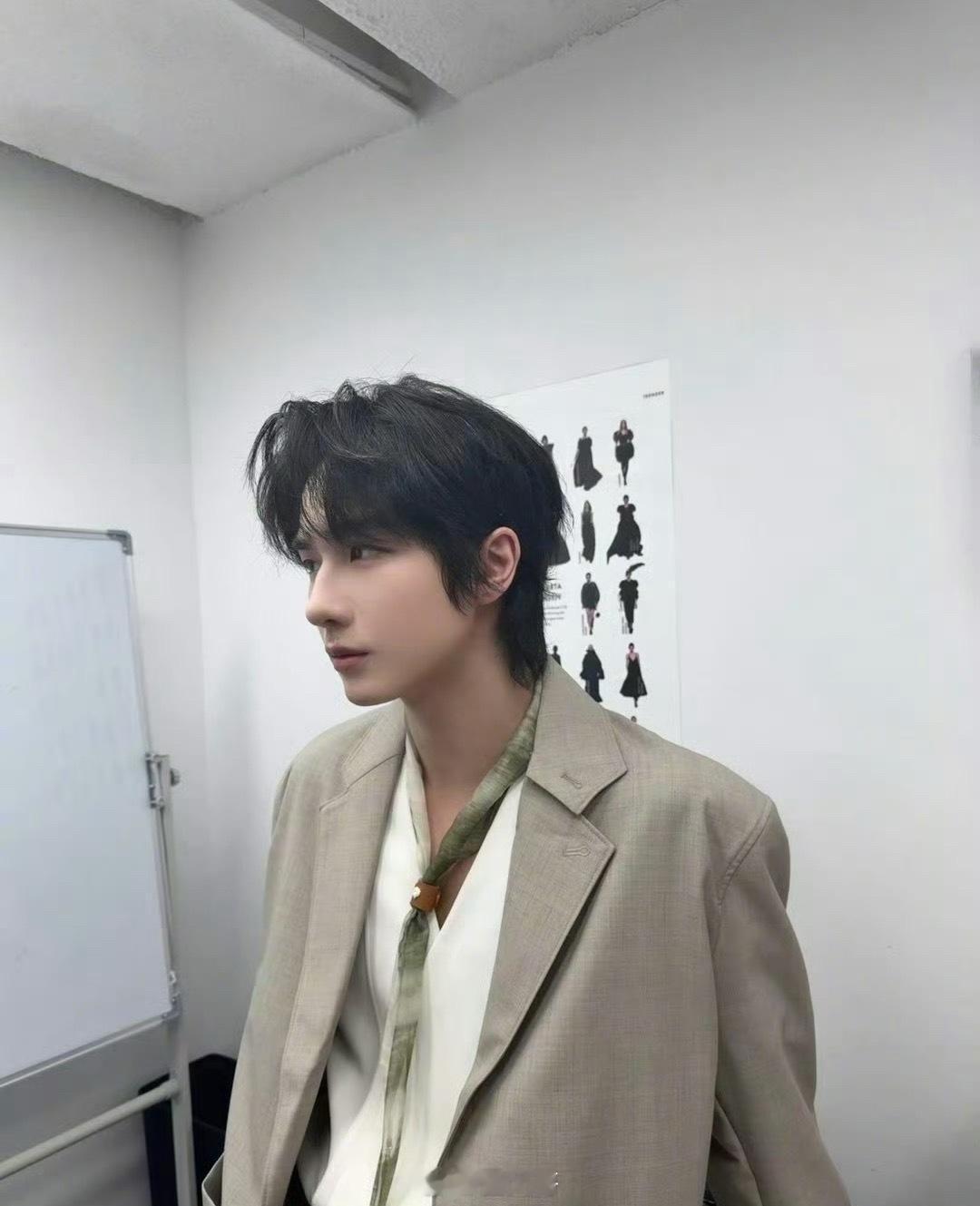 李宏毅烽影燃梅香终于动了 观众和粉丝心心念的电视剧《烽影燃梅香》要来了啊！剧组预