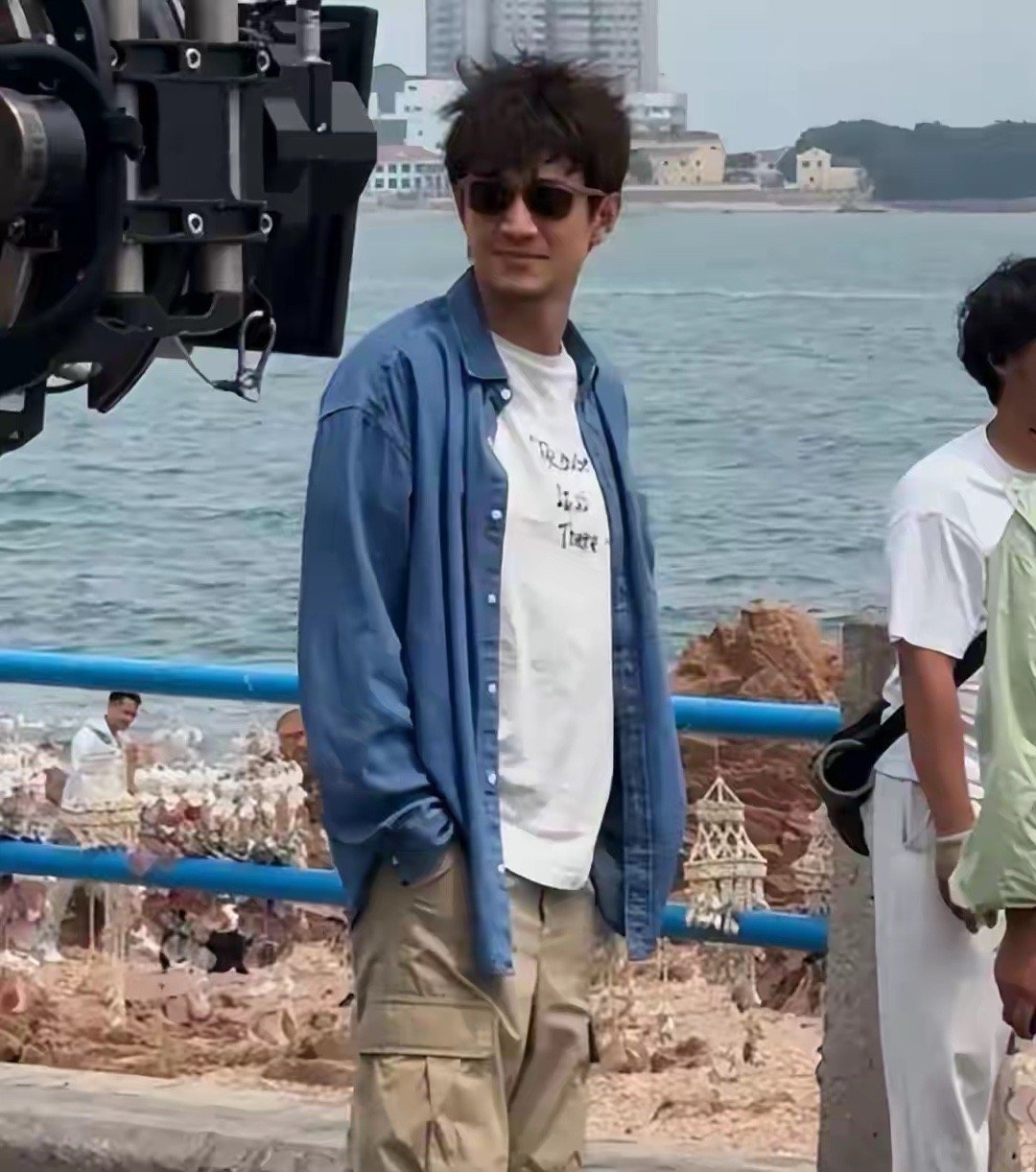 广东偶遇林更新，穿一身奢侈品像暴发户，路边抽烟姿势不雅 