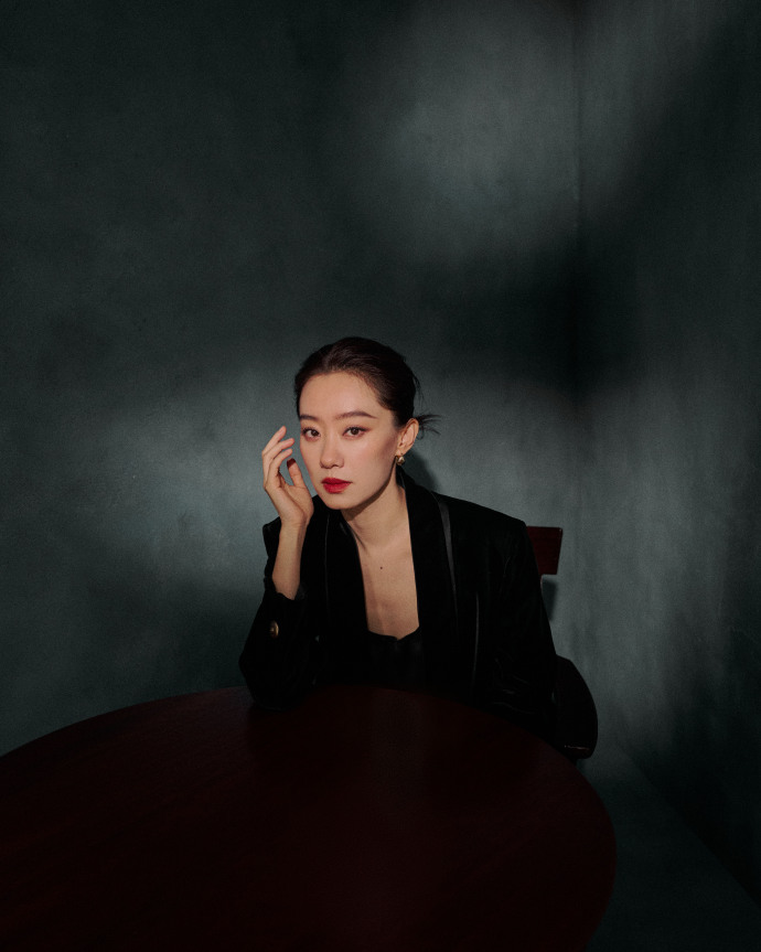 张小斐红裙好大气张小斐于VOGUE封面展现的红裙造型，是时尚与气质的完美结合。毽