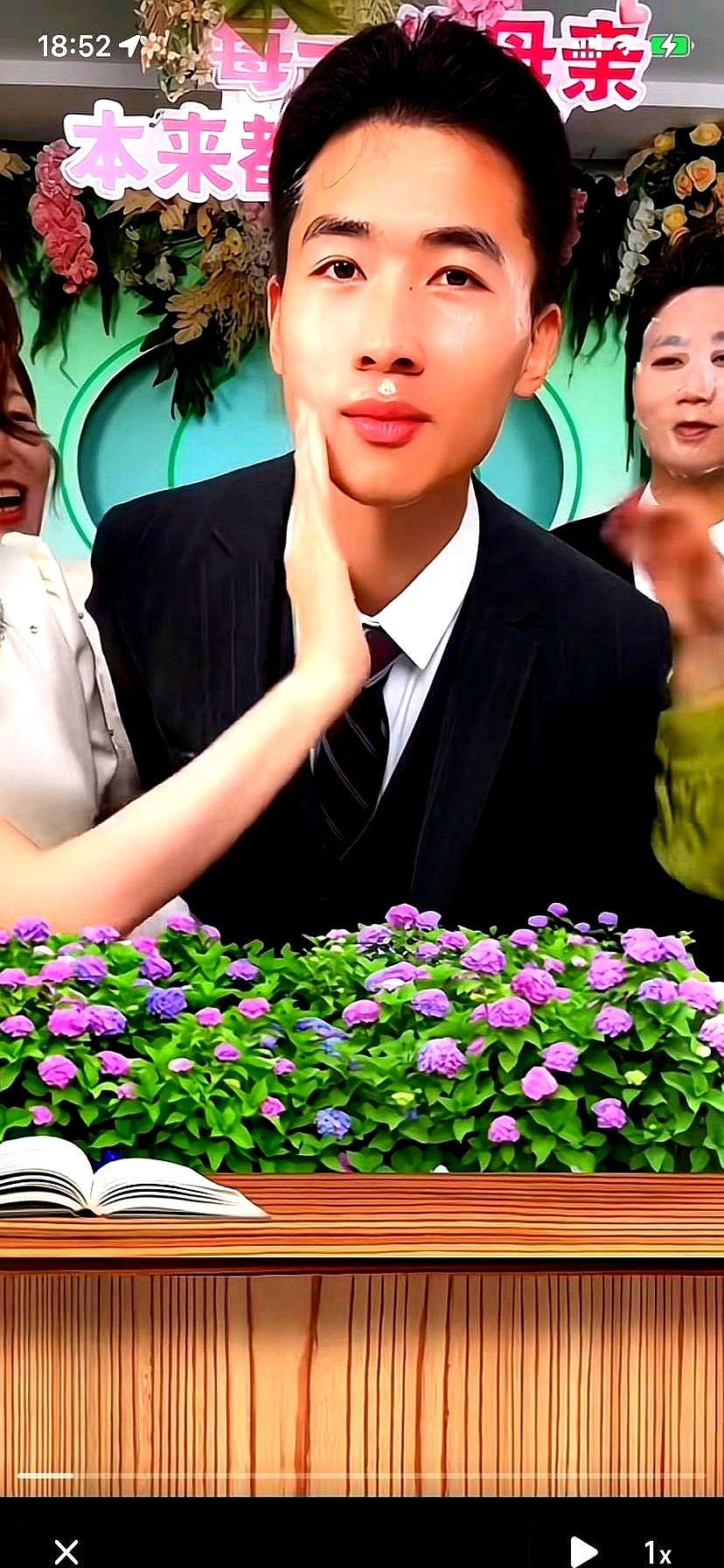 最近村里都在撮合浩南家大妹和海军，我蹲在村口嗑了三天瓜子愣是没品出甜味。

你们