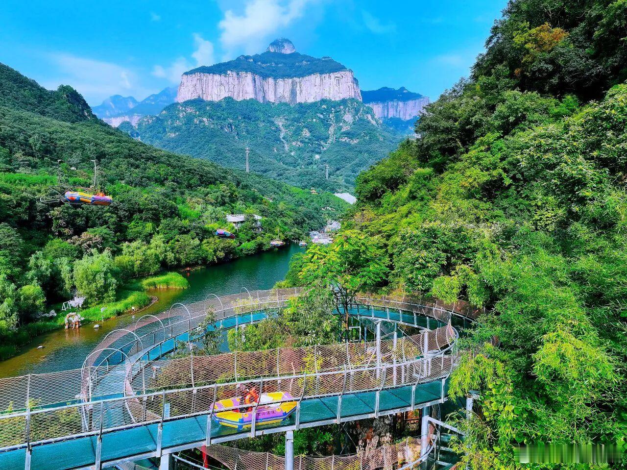在八里沟水上尽情撒欢 这个夏天，河南八里沟已变身中原最火爆的玩水圣地，独创的15