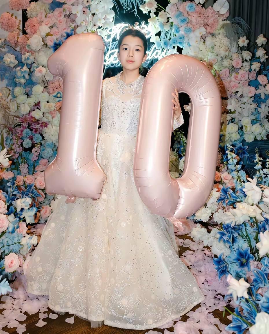 王栎鑫女儿因被怼脸拍生气 吴雅婷带女儿逛商场，电梯里被路人怼脸狂拍，孩子明确说别