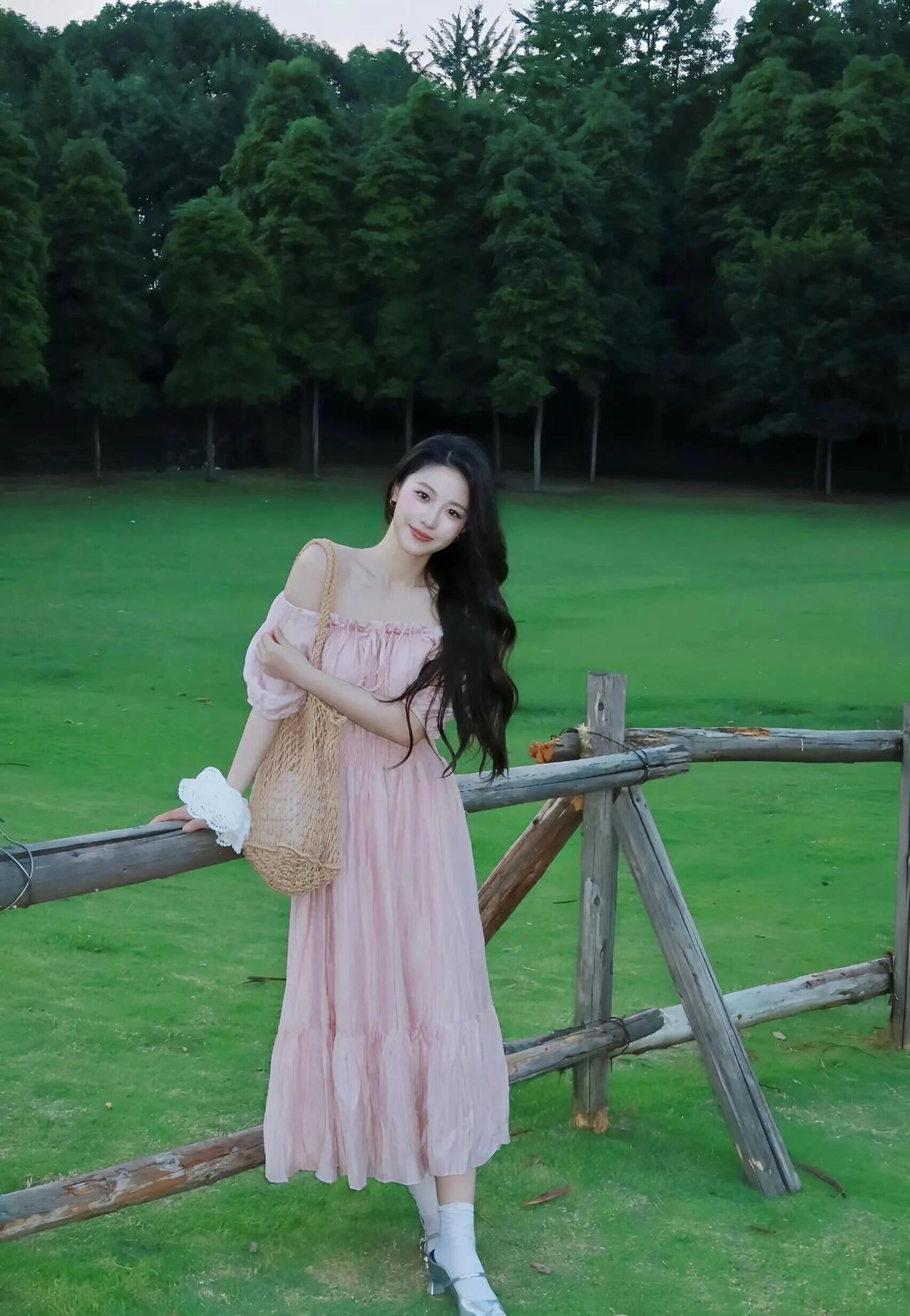 什么样的穿搭可以成为气质女神?
你身着一袭粉樱色的长裙，宛如从莫奈的画布中款款走