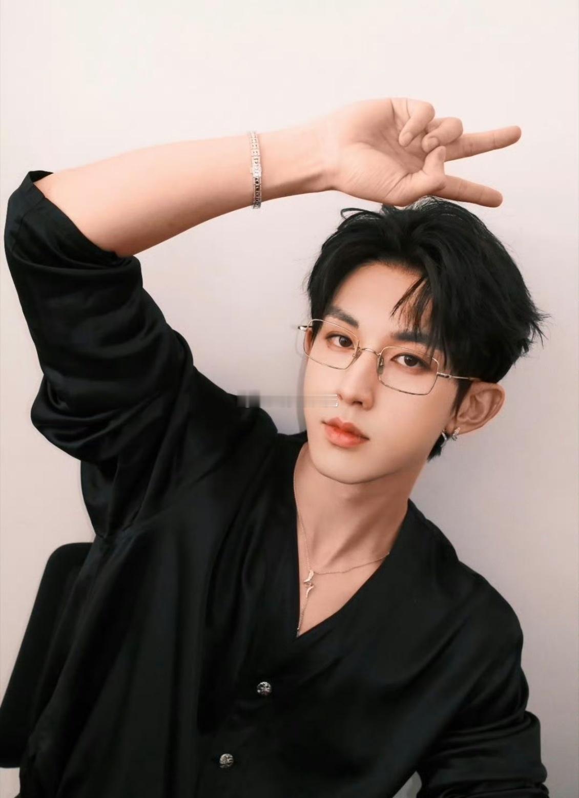 十年，足以让一个男孩成长为男人，也足以让一份喜爱沉淀成深厚的情感。郭俊辰在这十年