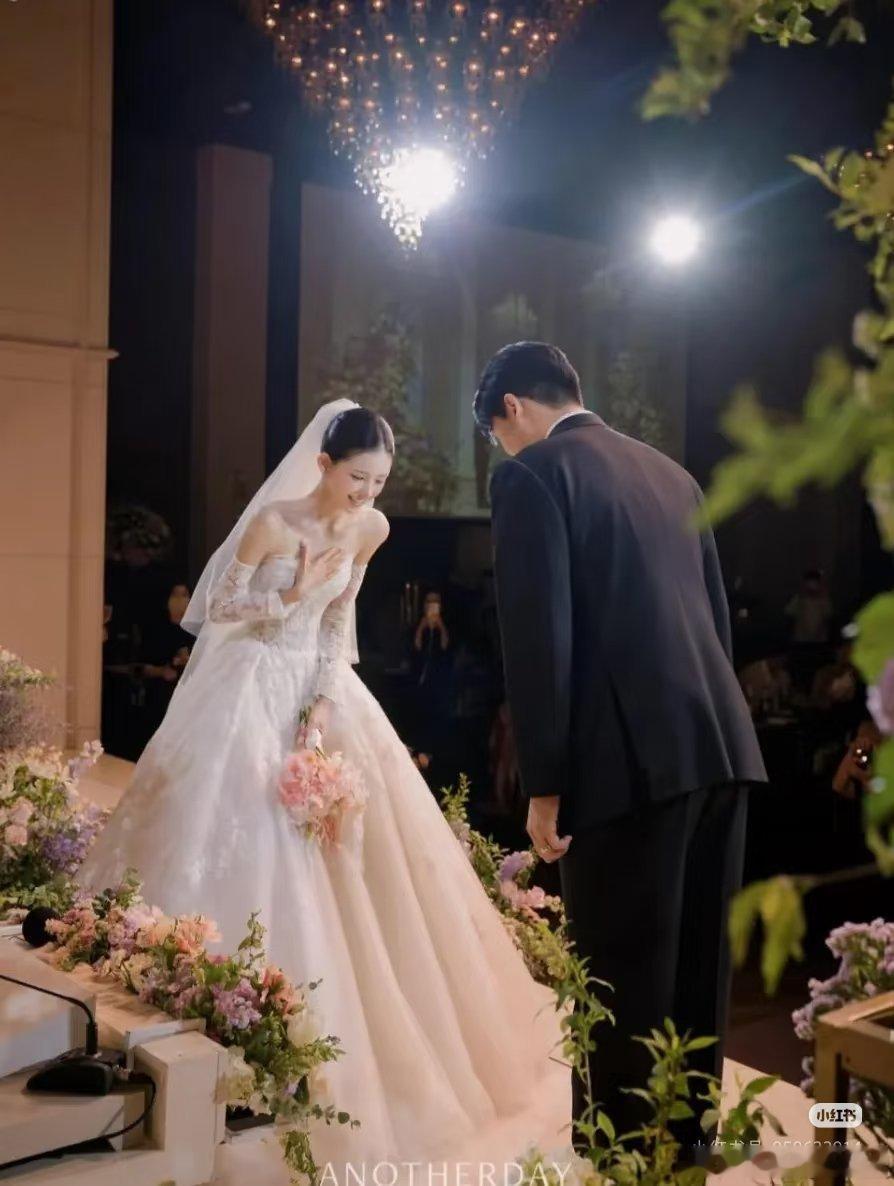 韩国已故国民女星崔真实的女儿结婚了，没想到女儿已经这么大了，长得挺像妈妈的。 