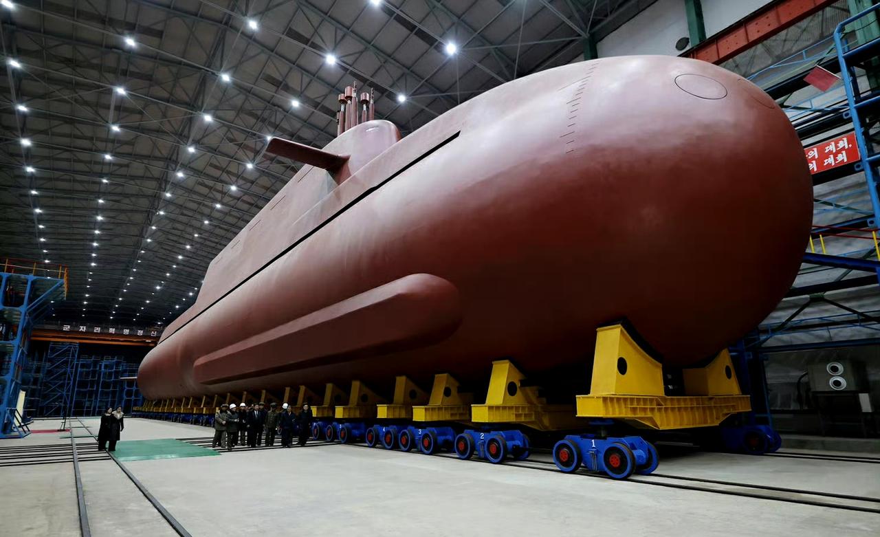 金正恩同志莅临现场指导8700吨级核动力战略导弹潜艇建造工作