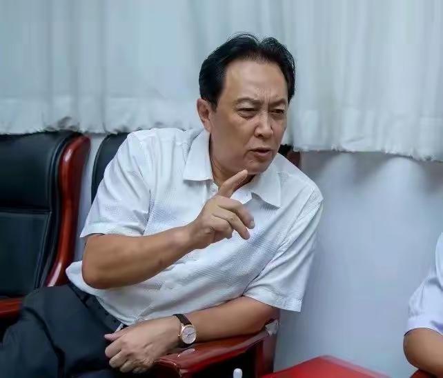 唐国强老师讲话的时候总是像个领导一样，气势磅礴，他高大的身躯给你一种压迫感，有些