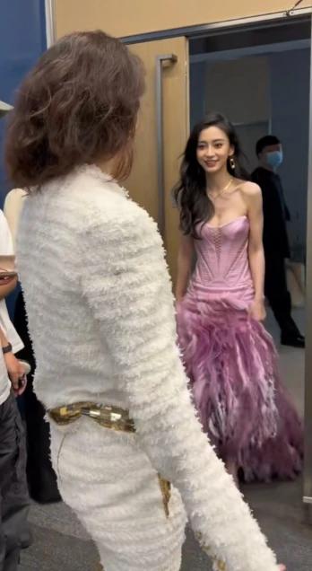 杨颖暴瘦如柴！

杨颖的美貌在娱乐圈一直是公认的，要不然也不会有晓明哥花费数亿的