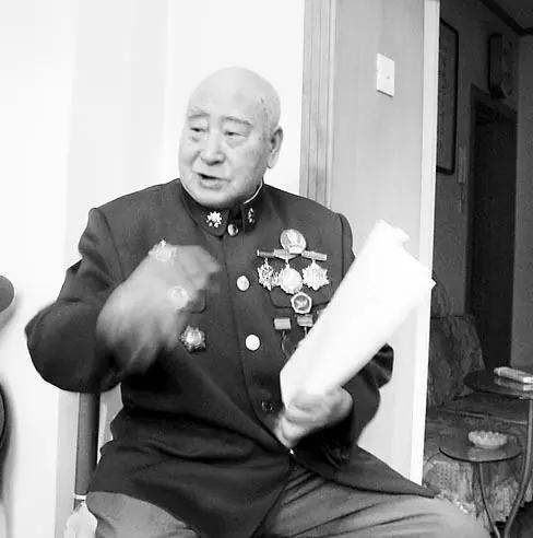 1943年，两名伪军打扫战场时，发现一个八路军还活着，正要上前补刀，这个八路军轻