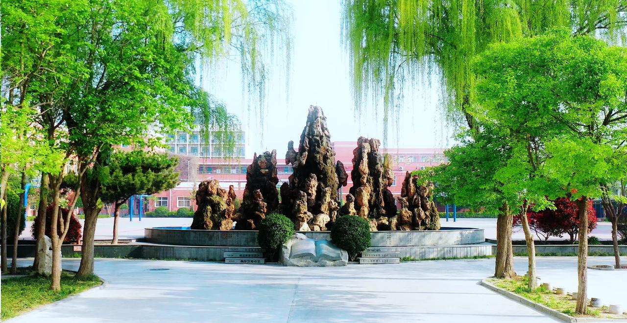 走在路上，四下里望去，或深或浅，绿意四溢。前些日子里的繁花锦簇，仿佛是梦里的景象