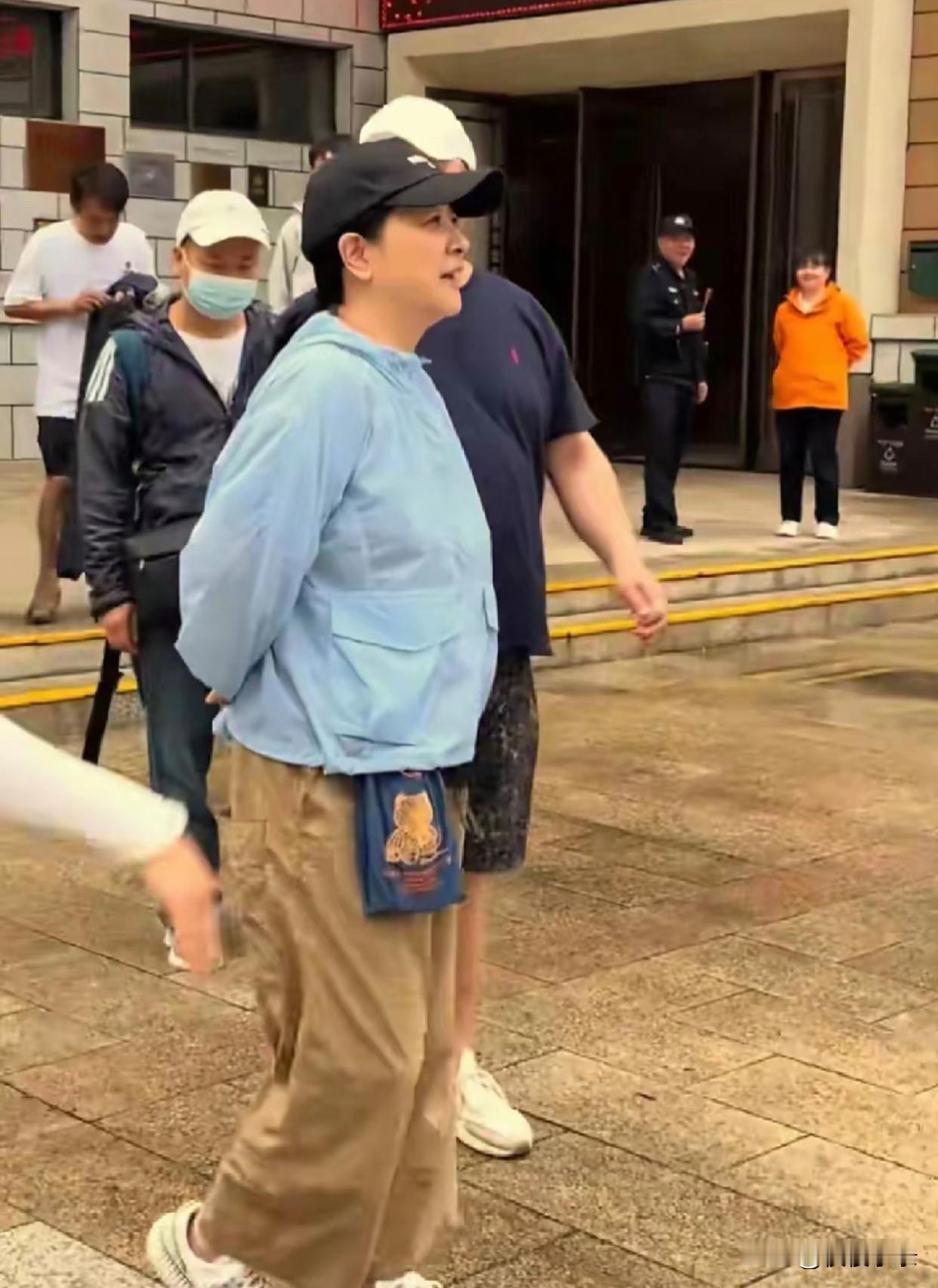 陈小艺和家人在陕西旅游，老公刘惠宁暴瘦走路不稳，需要儿子搀扶！