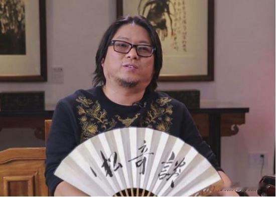 以前总觉得高晓松摇着那把破扇子，装得人五人六的，一副“上知天文下知地理”的文化派