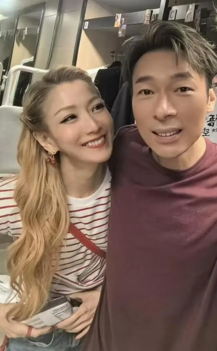 我滴天呐！sammi邓秀文是怎么做到这么多年了，看向太许志安的眼神里还这么充满爱