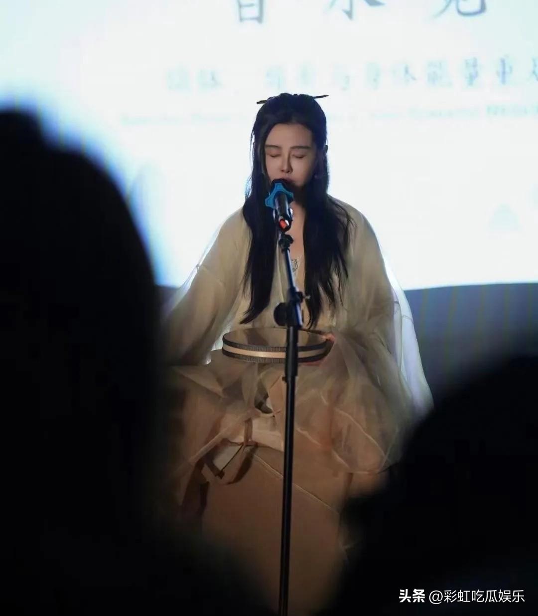 59岁王祖贤再穿古装已经没有仙气飘飘的感觉了，就是个普通的老妪，通过古装强行挽尊