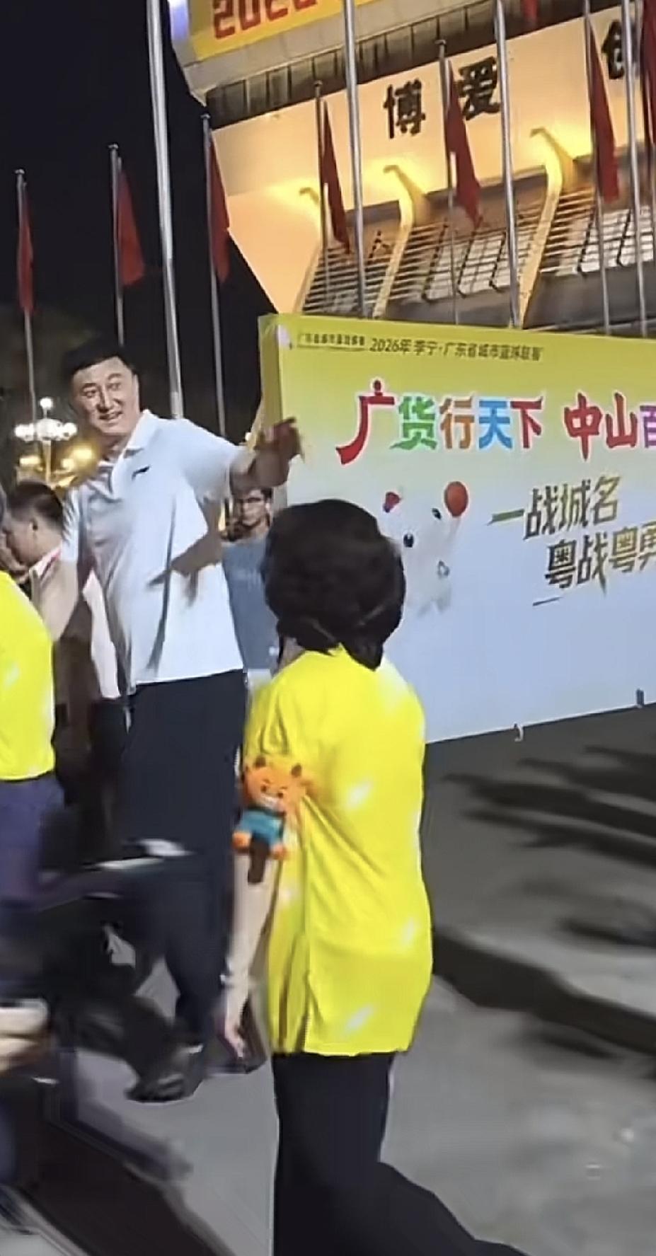杜锋去中山观看粤BA，赛后当地书记亲自送杜锋上车。按照级别杜锋小2级，但是中山书