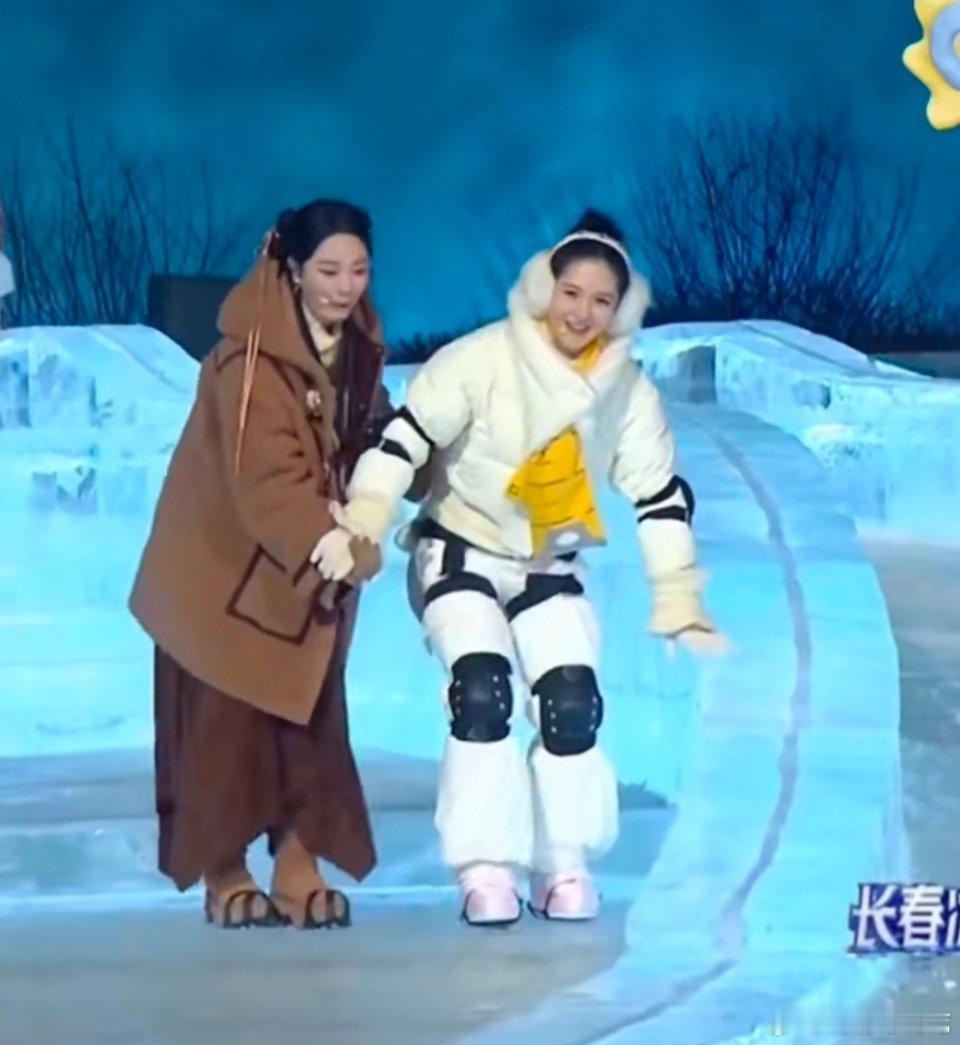 谢娜一人比赛全队慌张冰雪项目有南方人才好玩，因为他们很少玩看谢娜：手套，鞋子，滑