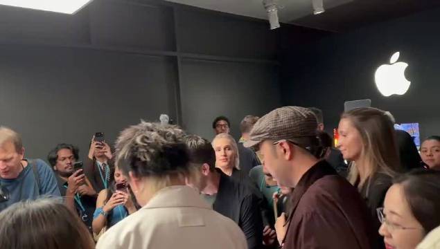 胡彦斌晒和苹果CEO合照不只是简单的合影打卡，看得出两人有不少深度交流，胡彦斌一