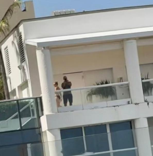 哈宝真的自带治愈松弛感😂别人被偷拍第一反应躲镜头，他直接举手机跟人家对拍，一本